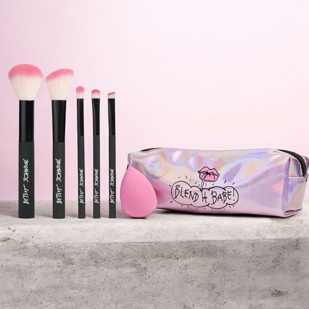 Betsey Johnson Blend It Babe Brushes